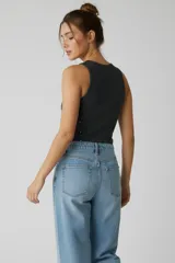 Musculosa de algodón acanalado en color gris oscuro, con diseño ajustado al cuerpo y detalle de pequeños apliques brillantes distribuidos por toda la prenda.