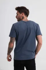 Remera de cuello redondo y manga corta, con corte clásico y diseño liso.