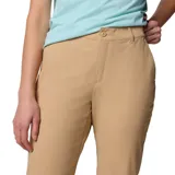 Pantalón de senderismo color beige, de corte recto y cintura media. Cuenta con rodillas articuladas para mayor movilidad, múltiples bolsillos funcionales y tecnología de protección solar y repelencia a líquidos.