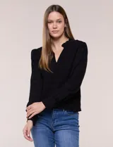 Blusa negra de rayón con textura smock en la pechera, escote en V con cuello mao fruncido, mangas largas fluidas con puños anchos y detalle de volados en el ruedo.