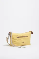 Bolso de hombro Bimba y Lola color negro, confeccionado en nylon con detalles en cuero. Cuenta con cierre superior de cremallera, bolsillo exterior con cierre, tiradores de cordón beige con cuentas oscuras y logo metálico impreso en el frente.