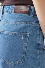 Falda larga de jean azul con abertura frontal y ruedo desflecado.