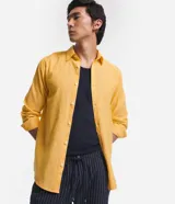 Camisa de manga larga Marfinno con cuello camisero y cierre frontal de botones. Confeccionada en tejido plano de lino y algodón.