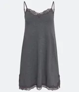 Camisón corto gris oscuro de viscolycra con tirantes finos ajustables y encaje en el escote y el ruedo.