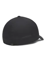 Gorra de béisbol Under Armour con diseño de perfil bajo y panel frontal estructurado. Fabricada con tecnología ArmourVent para mayor transpirabilidad y banda interna Iso-Chill para disipar el calor. Presenta el logo de la marca bordado en el frente.