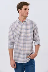 Camisa de lino con diseño a cuadros en tonos celestes y rosados, de manga larga, con cuello camisero, cierre frontal de botones y un bolsillo aplicado en el pecho con logo bordado.