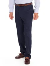 Pantalón de gabardina de corte clásico, color azul marino, con cierre frontal de botón y cremallera, trabillas para cinturón y bolsillos laterales.