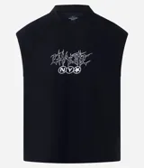 Musculosa sin mangas negra, corte boxy, con cuello redondo y estampa frontal en blanco con tipografía estilo gótico y el logo 'NYX' en un círculo.