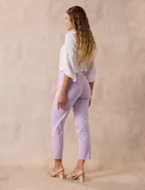 Pantalón recto color verde esmeralda de gabardina elastizada, marca Zac & Rachel. Pretina ancha con faja interna modeladora. Delantera con bolsillos simulados. Trasera con bolsillos ojal.