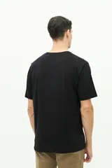 Remera azul marino de manga corta con logo bordado en el pecho. Corte clásico.