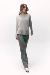 Suéter de punto color naranja, con cuello alto y mangas largas.