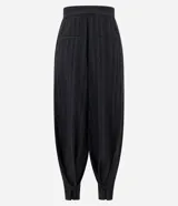 Pantalón de sastre de corte wide leg con diseño de rayas verticales, confeccionado en crepé color gris oscuro. Cuenta con tiro alto, pinzas profundas en el frente y detalle de tira ajustable con botón en el ruedo.