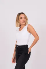 Musculosa básica de algodón, color blanco, con escote en V y diseño ajustado.