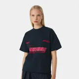 Camiseta azul marino de corte "boxy fit" con estampado frontal en rojo que incluye el texto "EMESTUDIOS" y "ARCHIVE SELECTIONS".