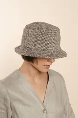 Sombrero tipo pescador unisex, color marrón con diseño de espiga. Confeccionado en lana fina sin teñir.