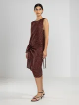 Musculosa marrón con estampado animal print, de corte holgado y lazos laterales ajustables.