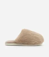 Pantufla cerrada de peluche color beige, con suela plana y diseño cómodo para el hogar.