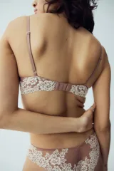 Soutien push-up color tostado con encaje blanco, aros, breteles ajustables y copas acolchadas. Cierre de corchetes en la espalda.