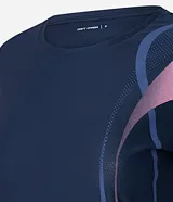 Remera deportiva de manga corta color azul marino con diseño de ondas y detalles estampados en tonos rosados y celestes. Confeccionada en microfibra de poliéster y elastano, de secado rápido y corte entallado.