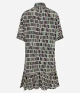 Vestido corto en viscosa con estampado de pinceladas en tonos negro, verde y blanco. Tiene cuello solapa, mangas cortas, abotonado delantero y volado en el bajo.