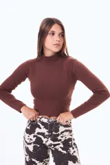 Remera de manga larga color negro, con cuello alto y corte ajustado al cuerpo.