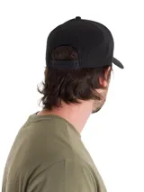Gorro de visera curvada color negro de Caterpillar, con logotipo bordado en la parte delantera en blanco y amarillo, y tira ajustable trasera con cierre metálico.