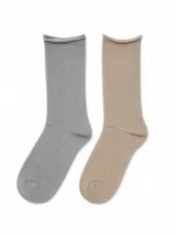 Pack de dos pares de medias de algodón, una en color gris y otra en color beige, con diseño de caña media y borde superior enrollado.