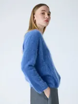 Suéter oversized de cuello en V, color azul vibrante, confeccionado en tejido de cashmere con textura peluda y mangas largas.