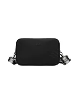 Cartera bandolera rectangular color negro, con cierre superior, aplique metálico con las iniciales "PQ" en el frente y correa ajustable de diseño estampado en blanco y negro.
