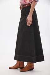 Falda larga de jean azul oscuro, corte recto y tiro alto.