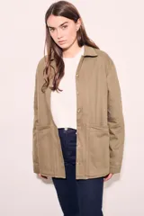 Sobrecamisa verde oliva de algodón con cuello clásico, cierre frontal con botones, bolsillos de parche en el pecho y corte recto.