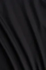 Top de manga larga negro, corte ajustado al cuerpo, con escote redondo y bajo recto.