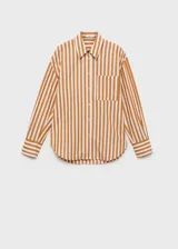 Camisa de corte oversize con diseño de rayas verticales en tonos blanco y naranja. Presenta cuello camisero clásico, cierre frontal con botones, bolsillo de parche en el pecho y mangas largas con puños abotonados.