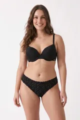 Pack de dos bombachas tipo vedetina color gris claro con estampado sutil y detalles de encaje en la cintura y las piernas, con un pequeño lazo decorativo al frente.