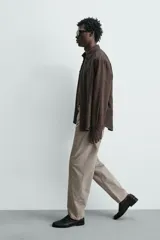 Jeans straight fit de corte recto y tiro medio, confeccionados en denim de algodón con lavado en color gris. Cuenta con cinco bolsillos y cierre frontal con cremallera y botón.