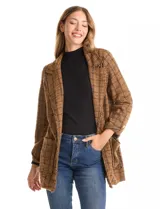 Chaqueta de tejido tweed en tonos marrones con hilos metálicos, diseño de corte sastrero con cuello de solapa, bolsillos frontales aplicados y mangas con presilla ajustable.