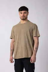 Remera de algodón con efecto gastado y acabado vintage, de corte semi oversize y cuello redondo.