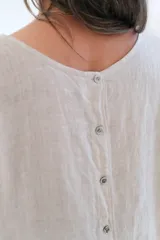 Blusa color crudo de lino con escote cuadrado y mangas 3/4 amplias.