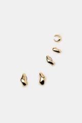 Set de cinco pendientes metálicos dorados con acabado brillante. Incluye cuatro pendientes de diseño irregular con cierre de clip y un pendiente tipo earcuff de aro abierto.
