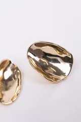 Aros tipo caravana con diseño ovalado de superficie irregular y acabado brillante.