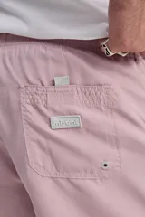 Short de baño azul, de corte clásico y largo corto, con cintura elástica y cordón ajustable bicolor. Cuenta con bolsillos laterales y uno trasero.