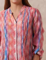 Blusa de gasa estampada marca Ruby Rd, con cuello a la base, escote en V y abertura central con botones. Delantera con plisados y largo de manga regulable con presilla y botón.