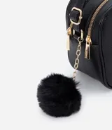 Bolso pequeño femenino de PU color blanco, con correa para cruzar, cierre de cremallera, divisorias internas y pompón decorativo.