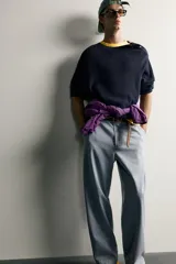 Pantalón chino para hombre de corte relajado, confeccionado en tejido de algodón con efecto lavado en color celeste. Cuenta con bolsillos delanteros, bolsillos traseros de vivo con botón y cierre frontal con cremallera y botón.