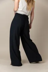 Pantalón palazzo negro de viscosa con cintura elastizada y lazo.