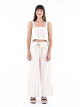 Top corto color blanco roto, de tejido con textura, con tirantes anchos y escote cuadrado.