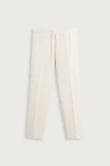 Pantalón regular fit color crudo confeccionado en tejido con viscosa, con cintura elástica ajustable con cordón, bolsillos frontales y bolsillos traseros de vivo.