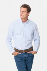 Camisa de vestir celeste con rayas verticales blancas, de corte clásico, con cuello abotonado y bolsillo en el pecho.