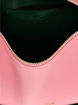 Bolso de hombro JW Anderson modelo Bumper-15, color rosa con ribetes tubulares acolchados en verde oscuro. Tiene correa de hombro ajustable, cierre con cremallera superior y logo estampado en el frente.