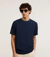 Remera de manga corta, cuello redondo, color azul marino, confeccionada en tejido acanalado de algodón y poliéster.